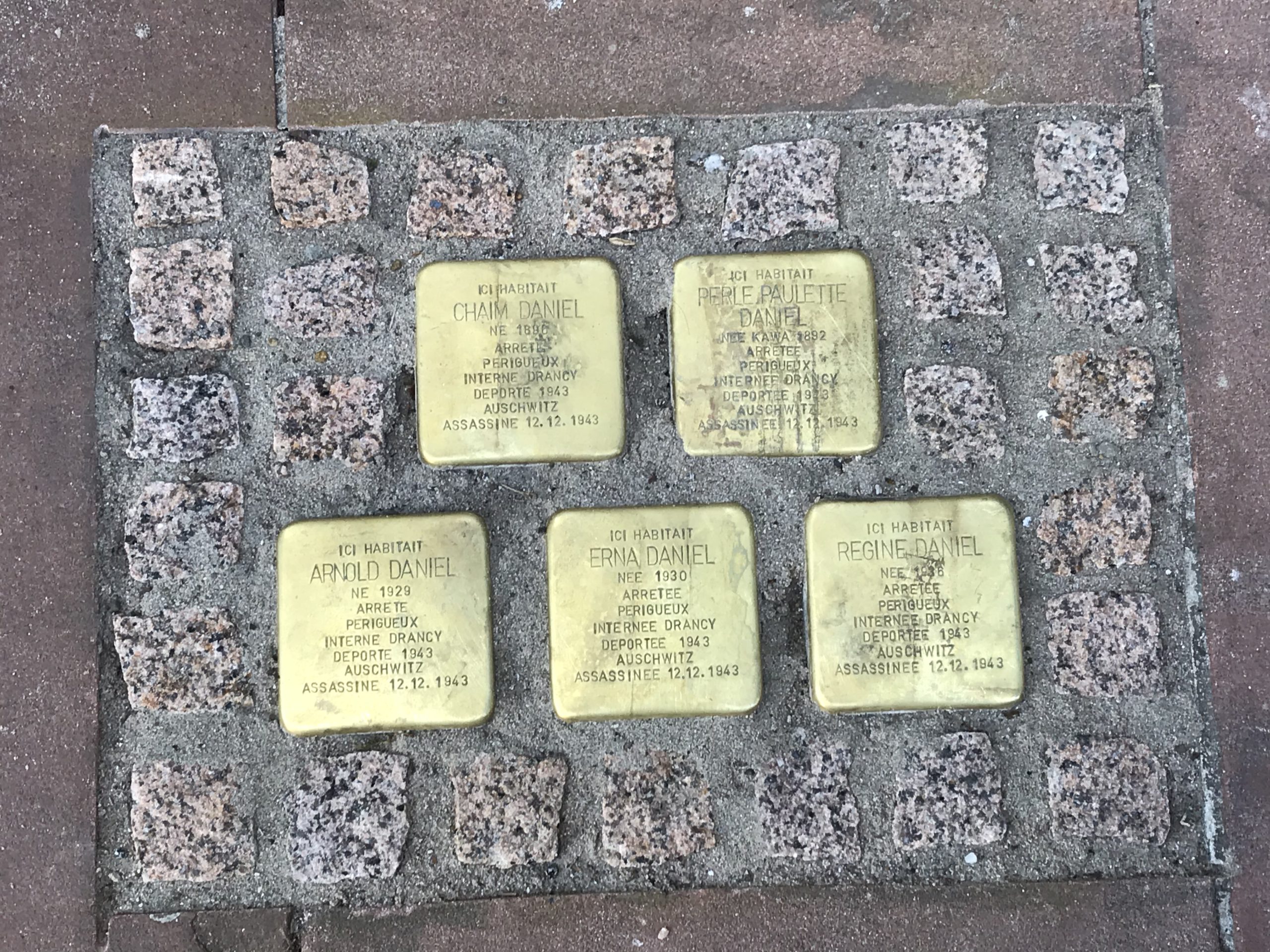 Pose de Stolpersteine