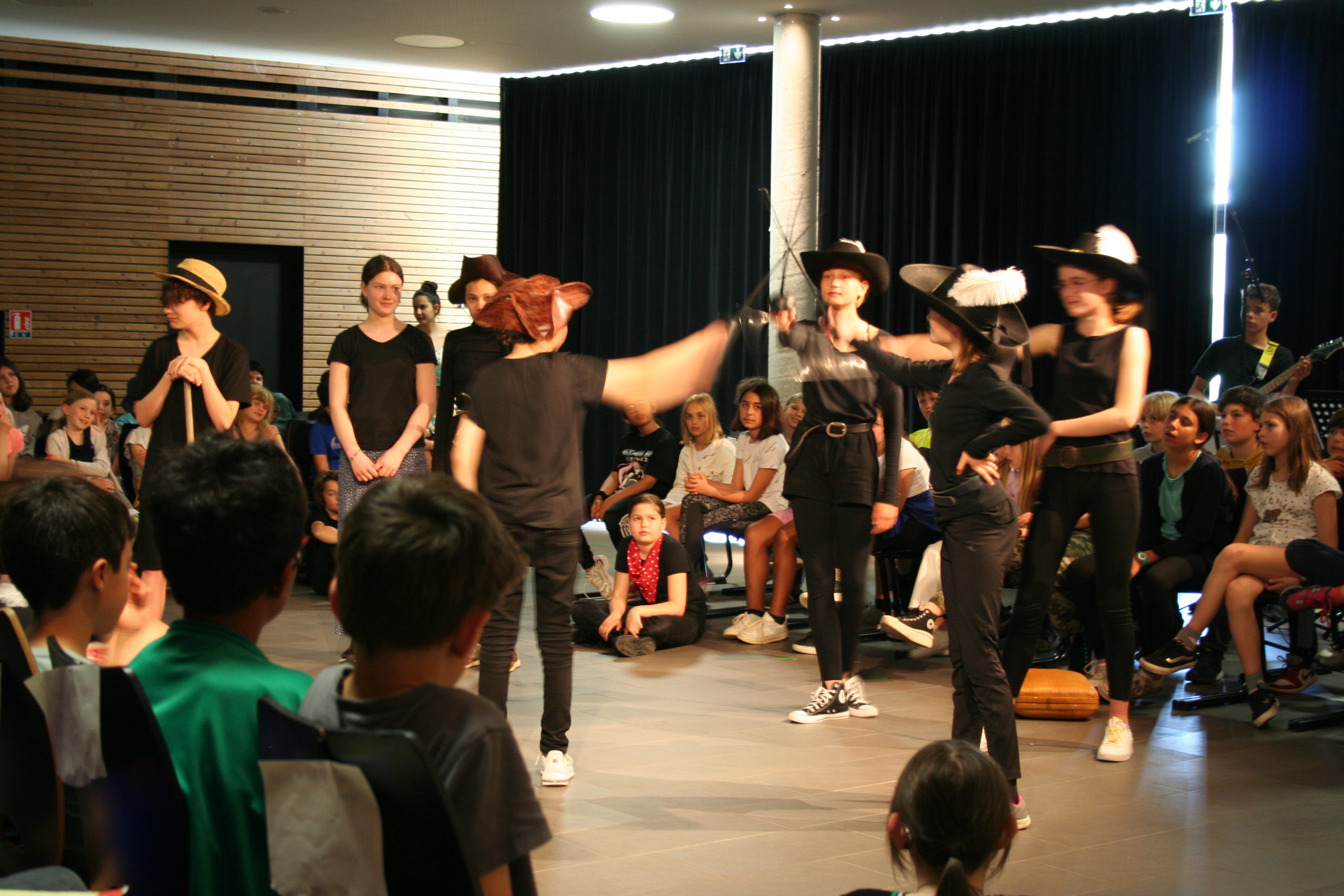 Together – Ensemble – „Einer für alle – alle für einen“  – Musiktheater in drei Sprachen