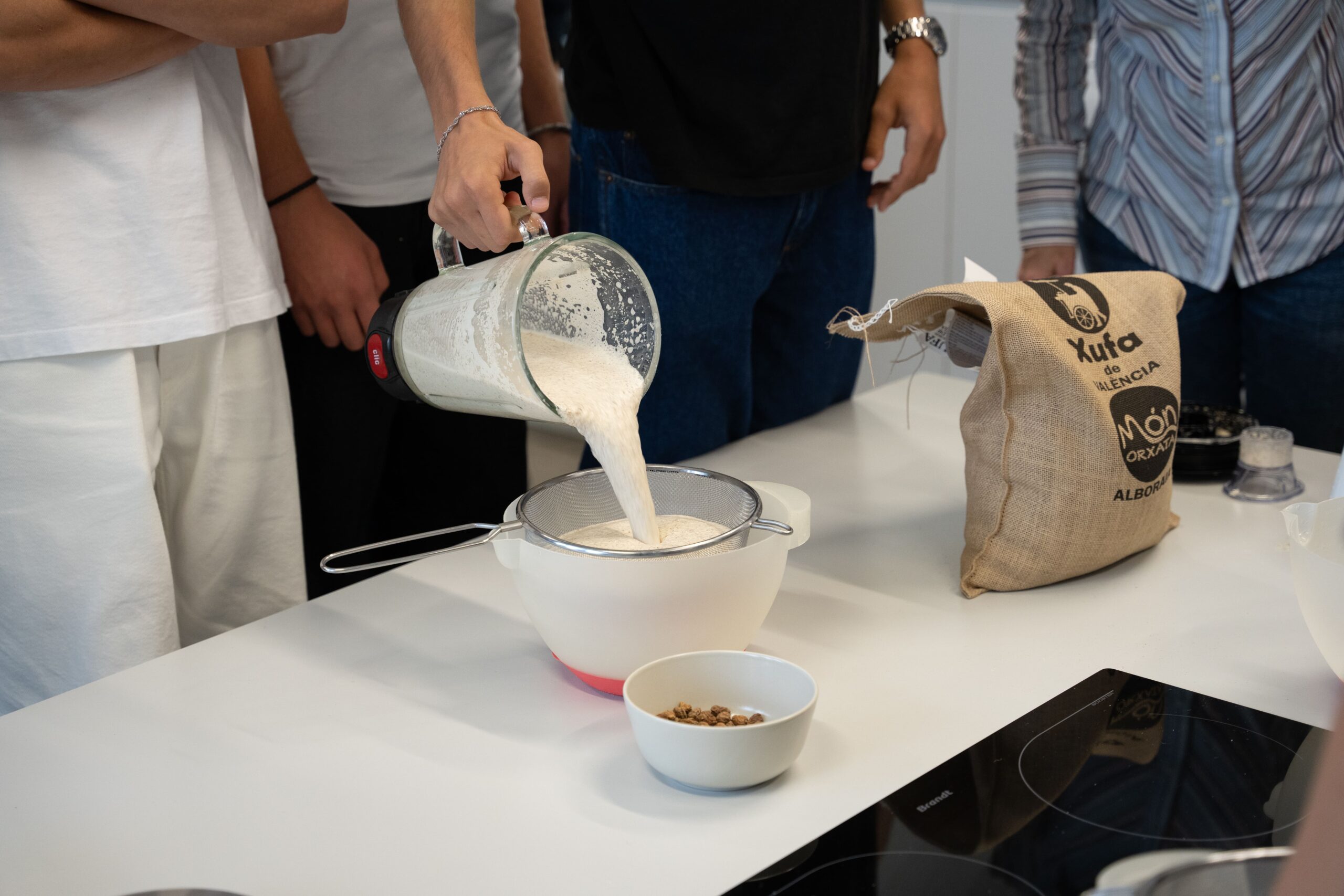 Préparation de horchata de chufa de Valencia